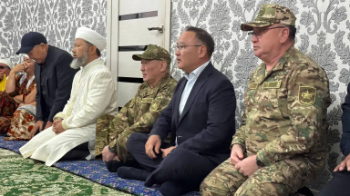 "Кешіріңіздер, балаларыңызды сақтап қала алмадық". Министр бірнеше күн өткеннен соң қара жамылған отбасыларға барып, кешірім сұрады