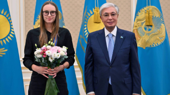 «Үш бірдей Үлкен дулыға турниріндегі жеңісіңіз теннис жылнамасына өшпестей болып жазылды»: Президент Елена Рыбакинамен кездесті