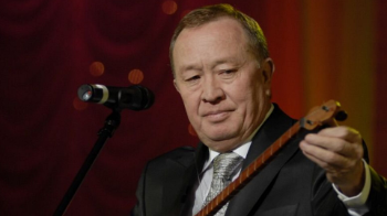 «Ән емес… Өшіріп тастаймын…»: Алтынбек Қоразбаев жас әншілерді ауыр сынап тастады (ВИДЕО)
