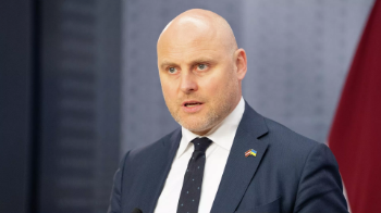 «Жылына бір бокал сыраны аз ішсек, адам өмірін сақтап қалуға болады»: Латвия премьері еуропалықтарды Украинаға көмектесуге шақырды