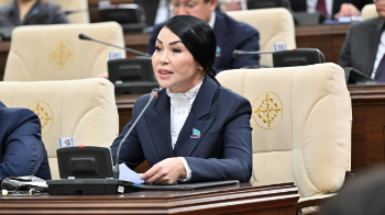 «Жалақысын реттеу қажет»: Депутат Айнагүл Балташева Оқу-ағарту министріне сауал жолдады (ВИДЕО)