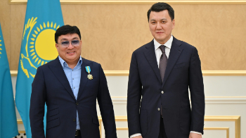 «Қазақ еліне разымын»: Тоқтар Серіков жоғары мемлекеттік наградамен марапатталды