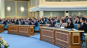 «Қысым көрсетіп жатады»: Президент ұстаздардың жұмысын жеңілдетуді тапсырды